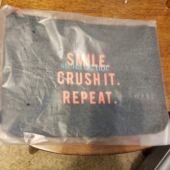 Smile crush repeat pouch - Picture 3 of 5